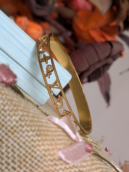 Viva Vogue – Anti-Tarnish Gold Charm Bracelet